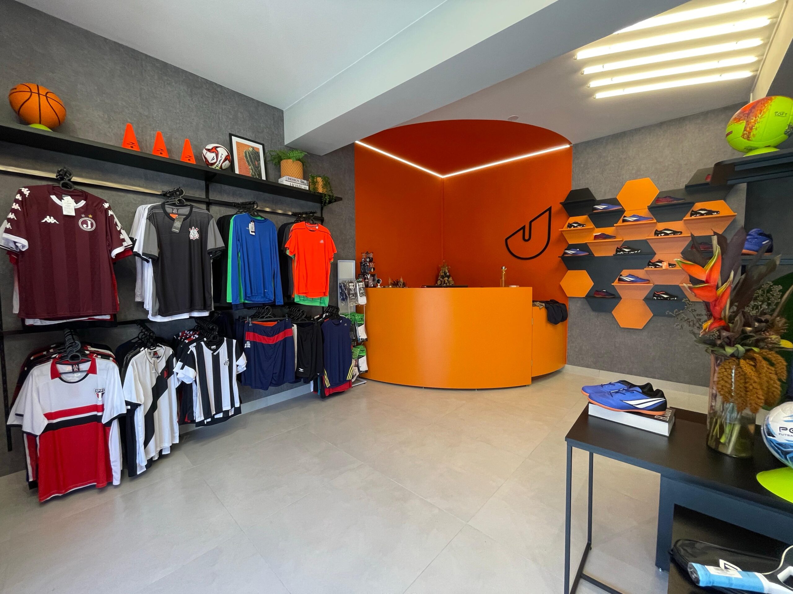 como usar painel de led na decoração de loja esportiva