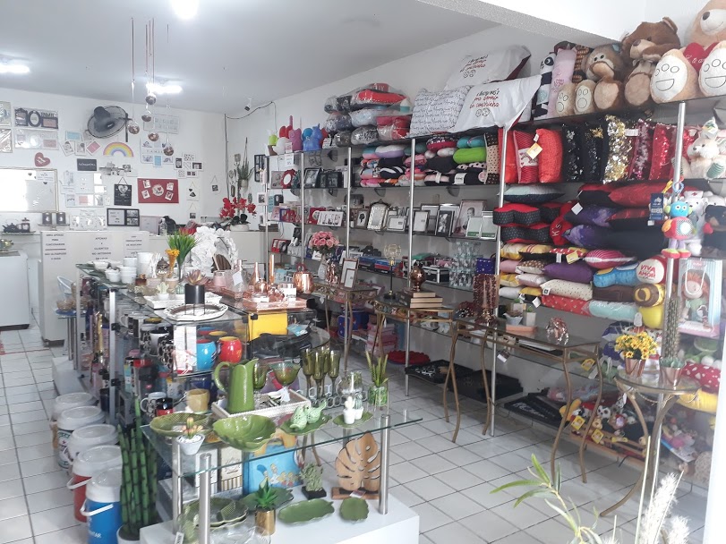 como usar prateleiras para decorar loja de presentes