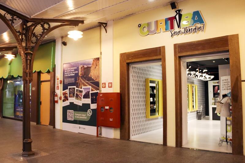 como usar prateleiras para decorar loja de presentes