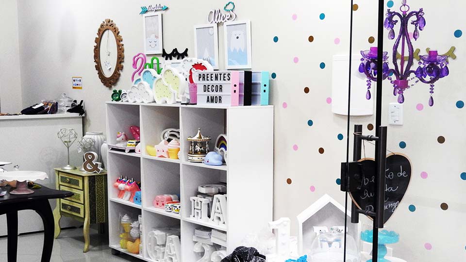 como usar prateleiras para decorar loja de presentes