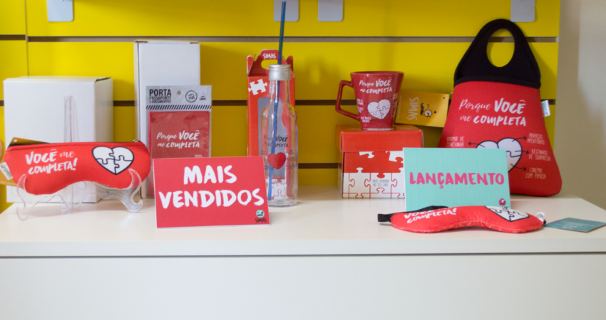 loja de presentes decorada vs loja minimalista