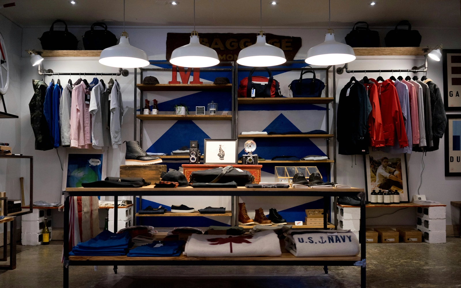 decoração loja de roupas estilo industrial versus boho