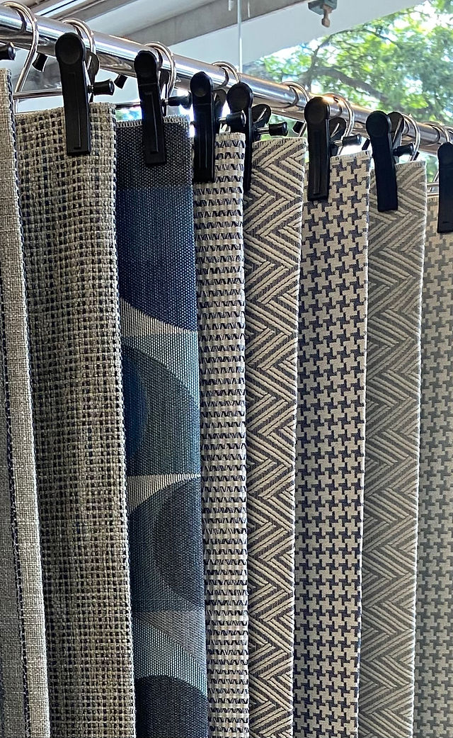 exposição de tecidos por cor e textura