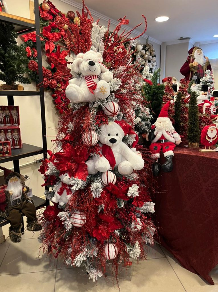 Materiais Criativos e Econômicos para Vitrines de Natal