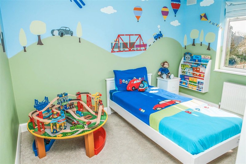 quarto menino com escrivaninha