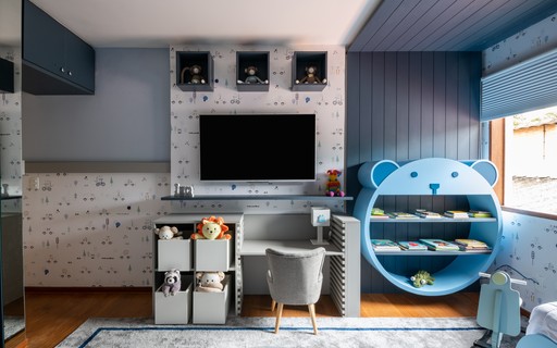 quarto menino com cama alta
