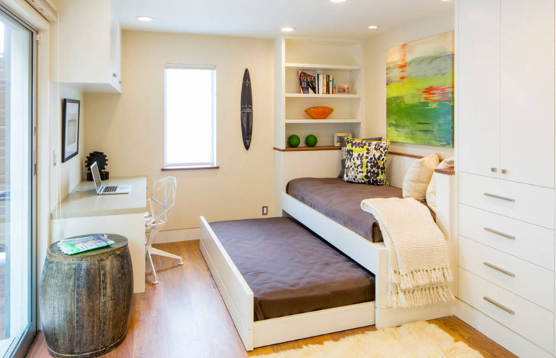 quarto pequeno planejado vs. móveis soltos