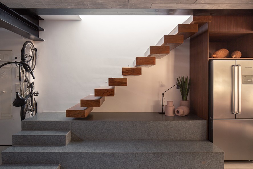 ideias criativas para decorar escada interna