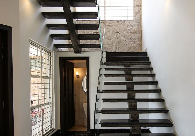 escada de madeira vs escada de ferro decoração