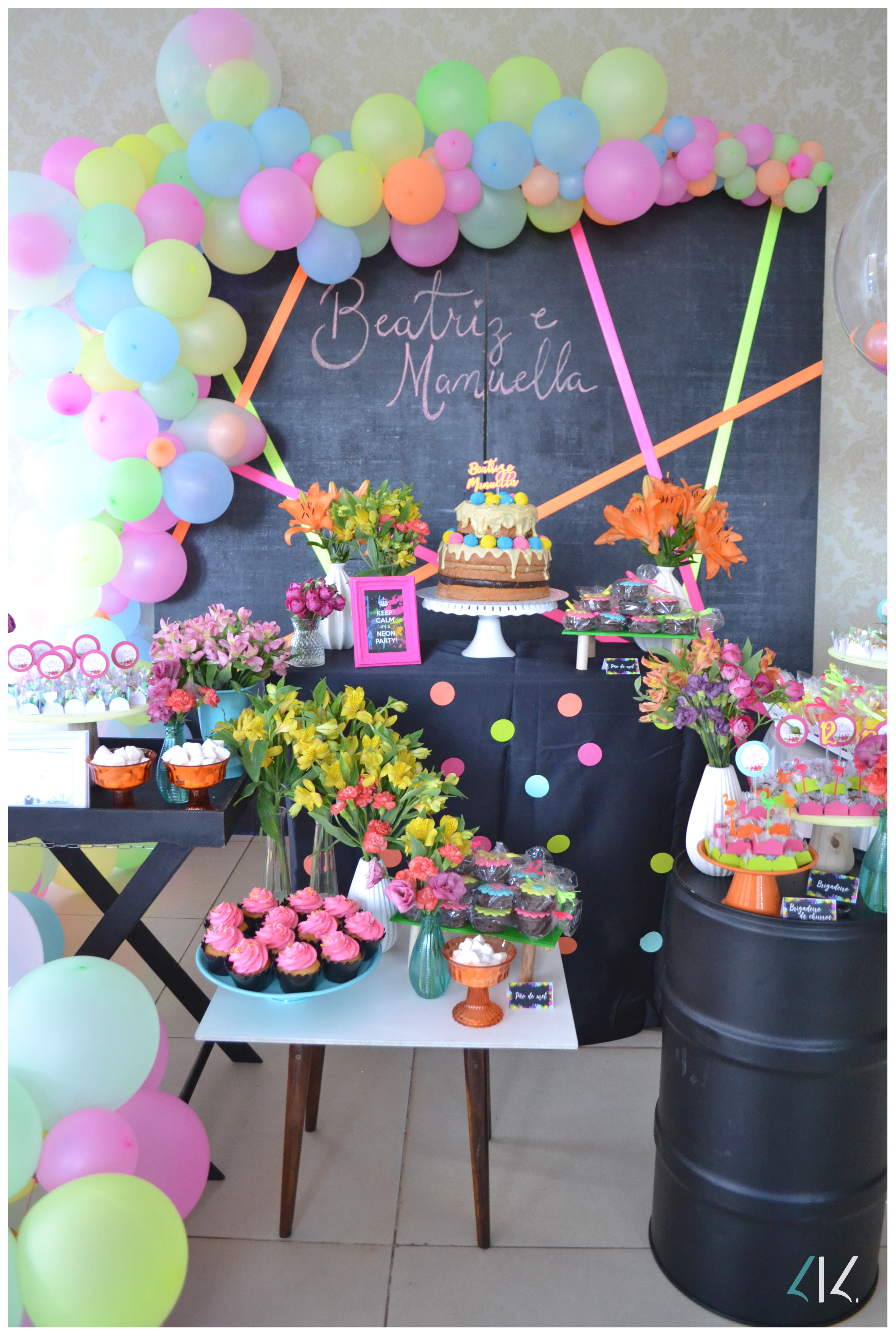 como economizar na decoracao festa neon