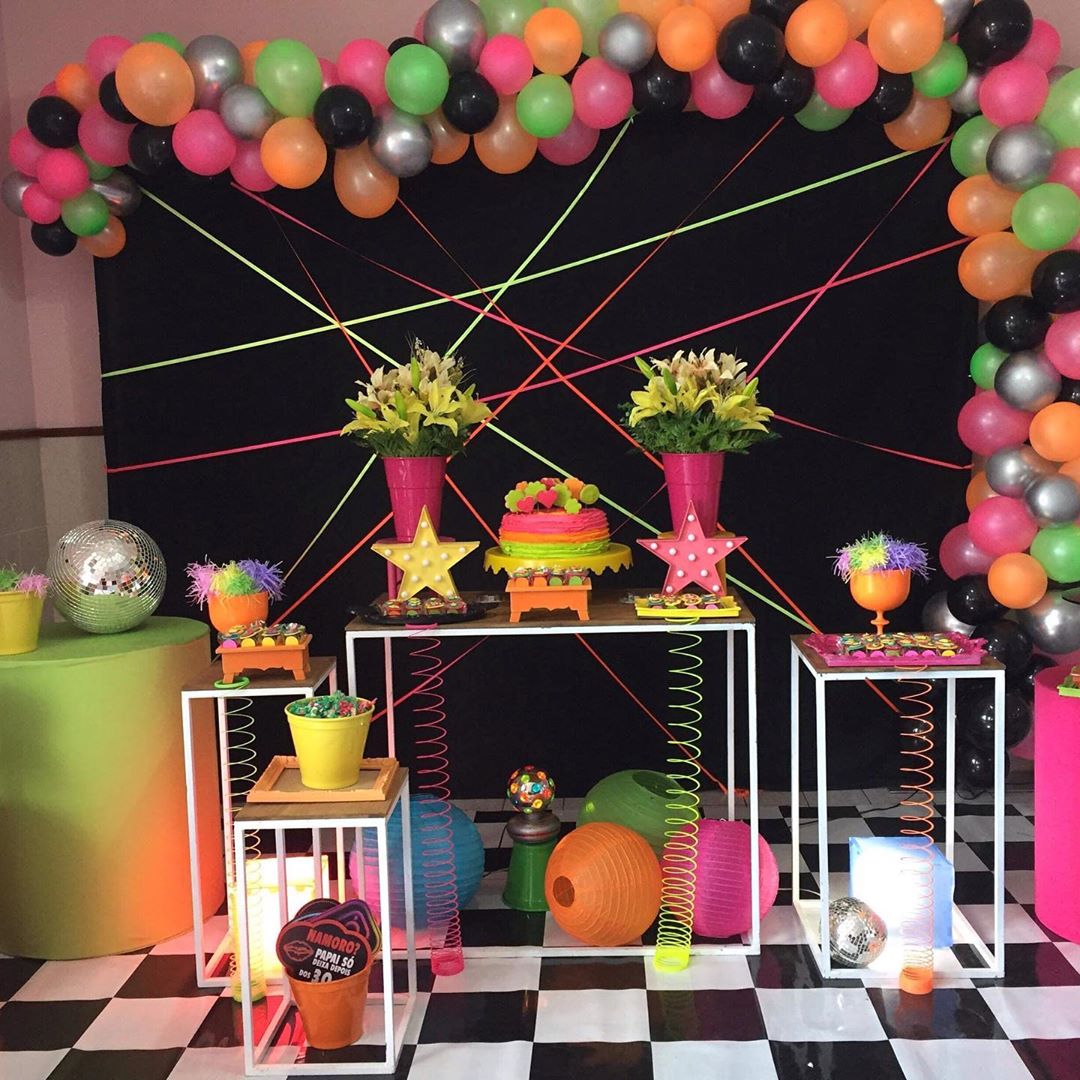 como economizar na decoracao festa neon