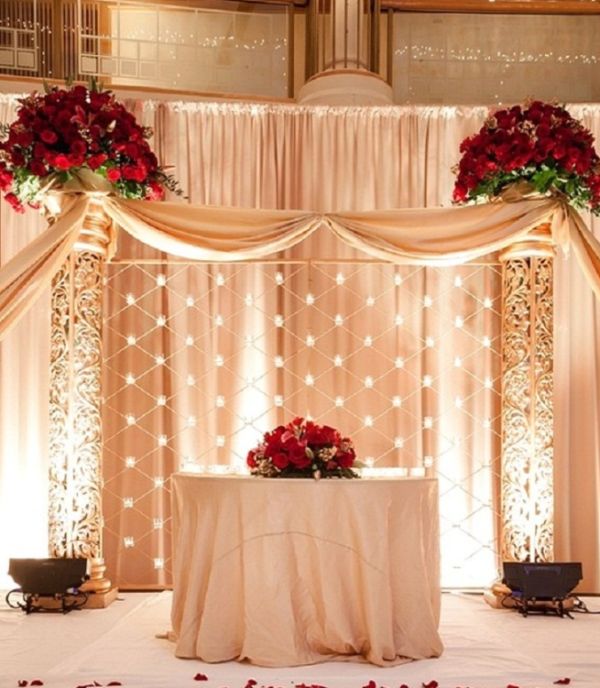 decoração de igreja simples vs. decoração elaborada casamento