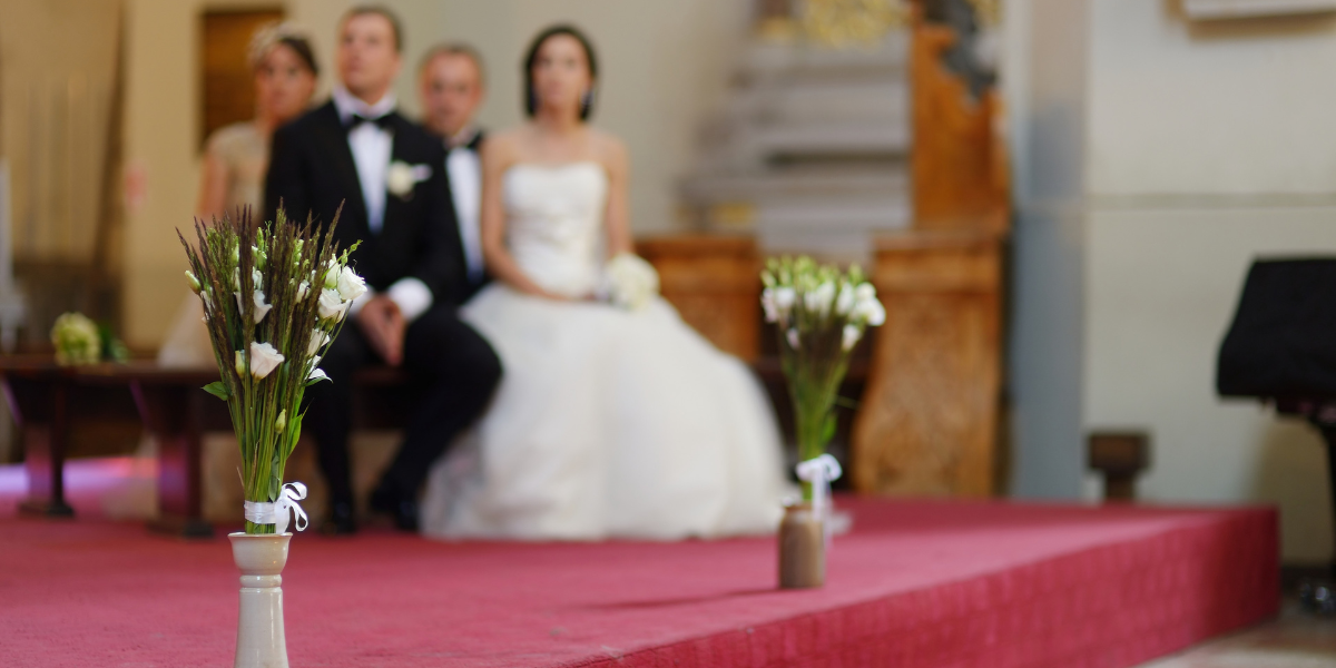 decoração de igreja simples vs. decoração elaborada casamento