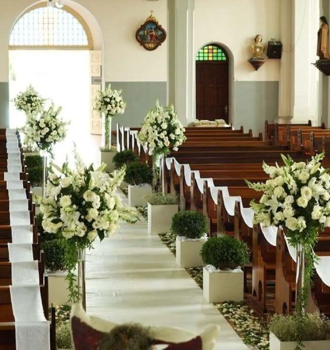 decoração de igreja simples vs. decoração elaborada casamento