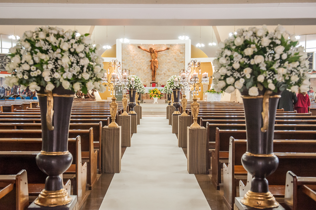 como fazer arranjos de flores para igreja casamento simples