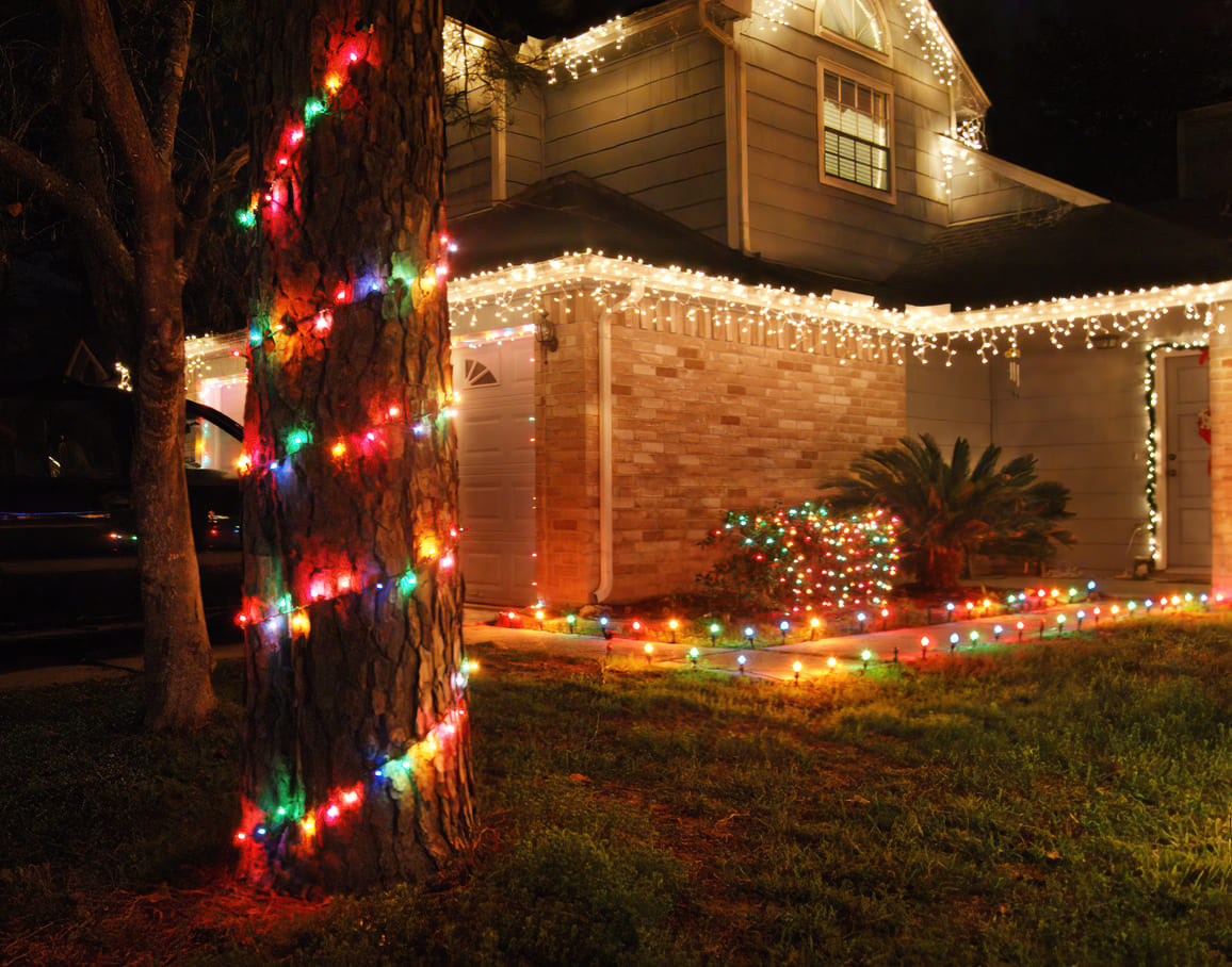 decoração natalina externa com luzes brancas