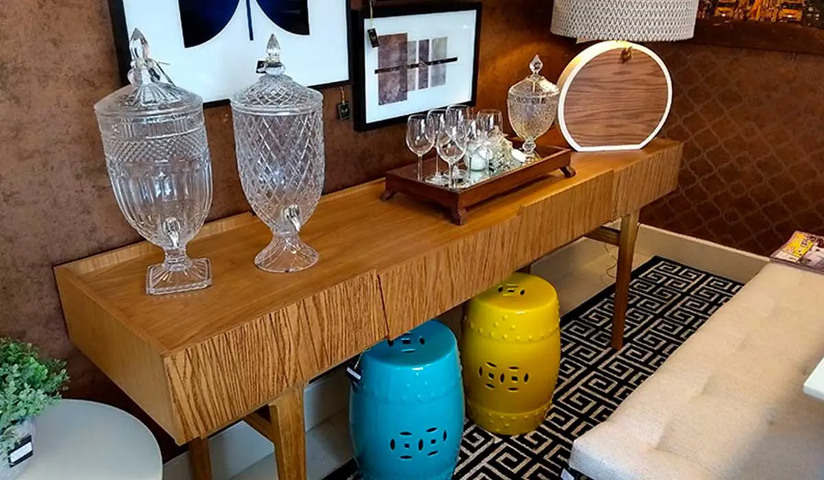 como decorar aparador de sala com espelho