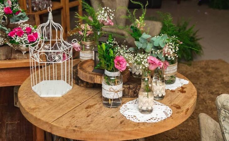 decoração mesa de doces casamento rústico com flores do campo