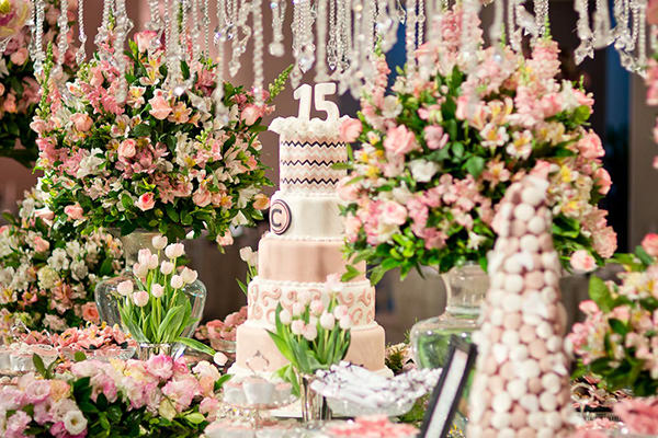 como fazer painel de balões para festa 15 anos