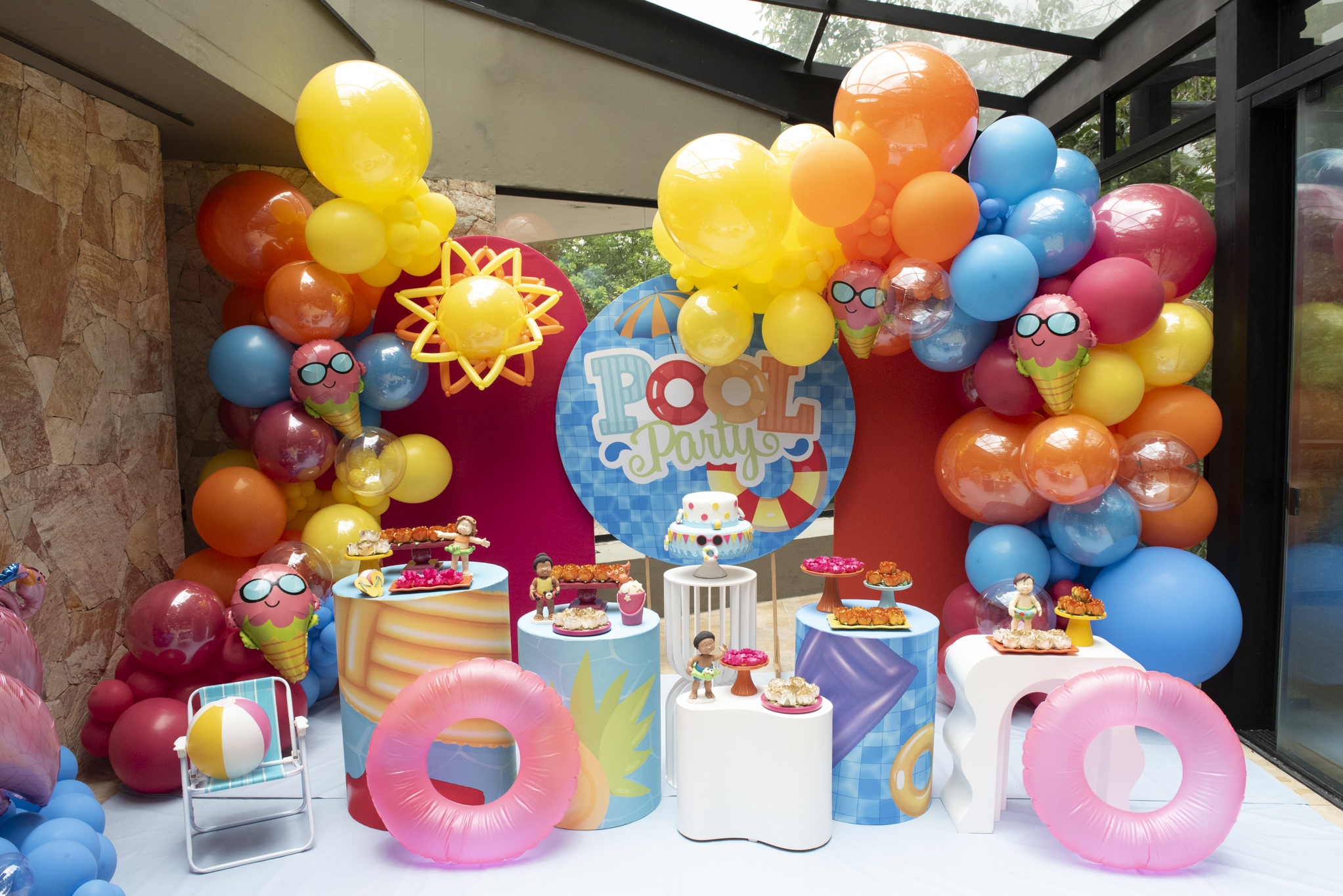 Guia de cores para uma pool party vibrante