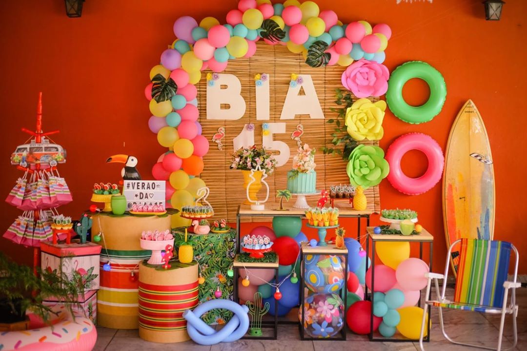 5 temas de pool party para arrasar em 2026