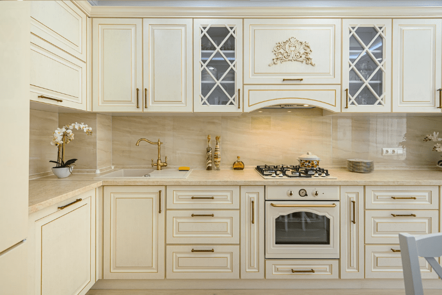 Boiserie e Materiais Naturais: Detalhes Essenciais do Estilo Provençal