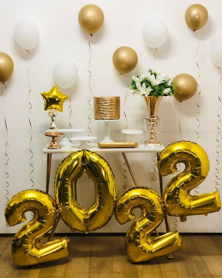 como fazer centro de mesa simples para ano novo com garrafas