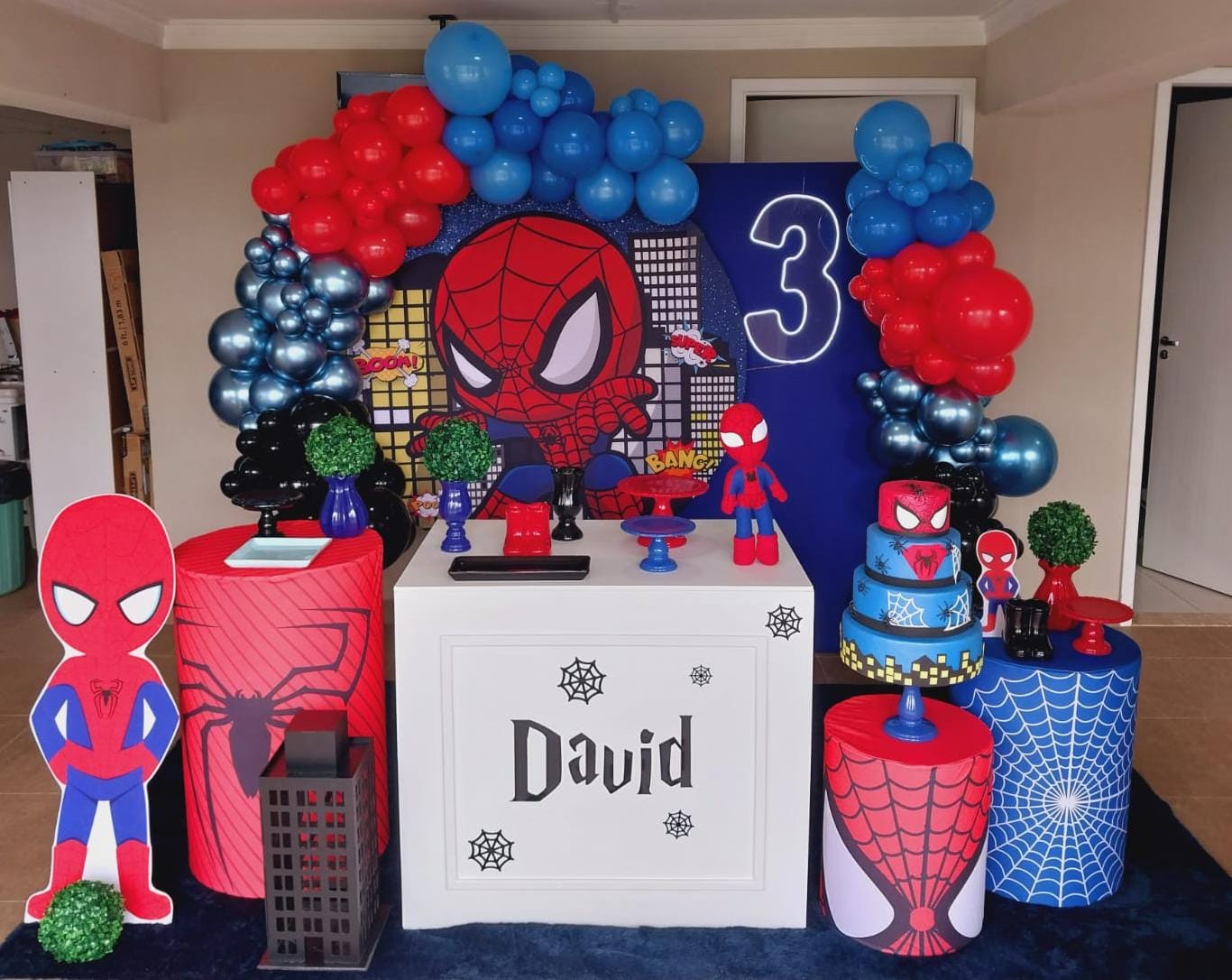 decoração simples homem aranha vs decoração elaborada