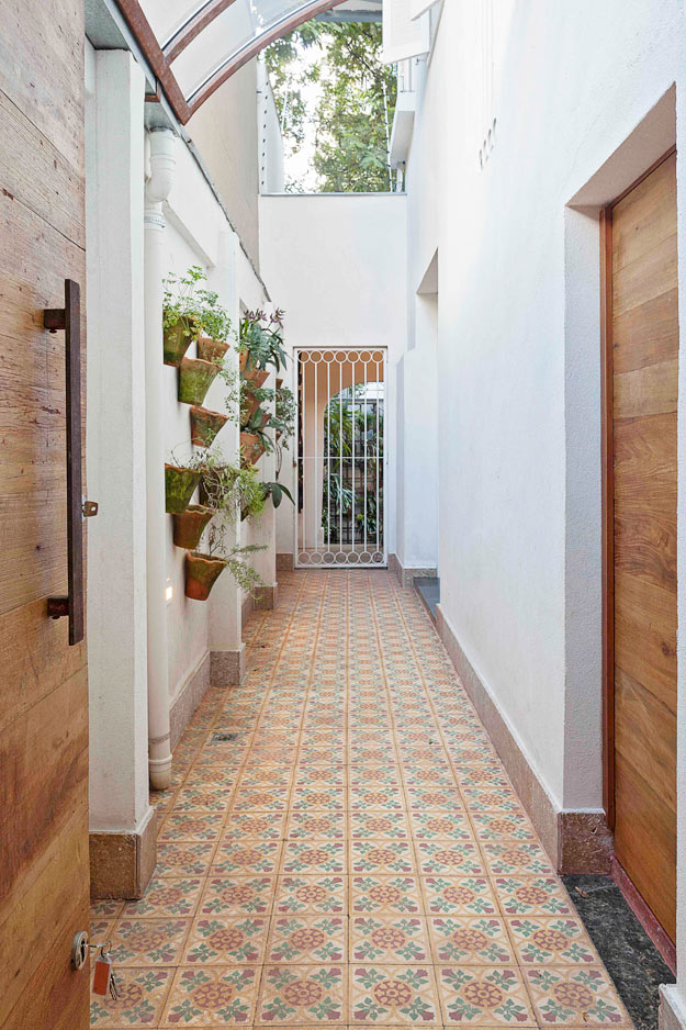 espelho vs quadro para decorar corredor