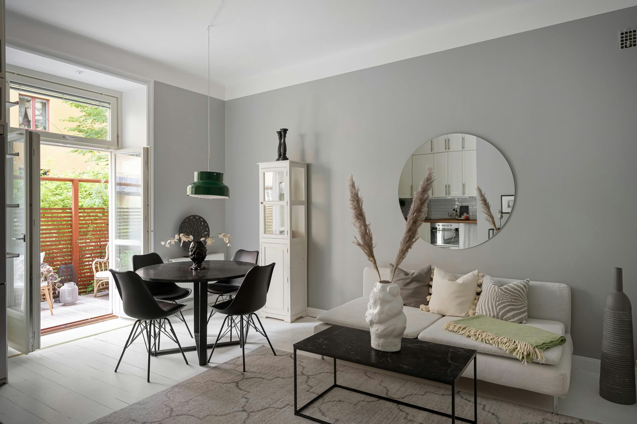 Como Posicionar Espelhos para Maximizar a Luz Natural em Apartamentos