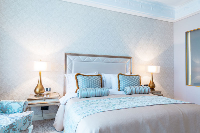 Como a Posição da Cama Afeta Seu Sono e Relacionamento