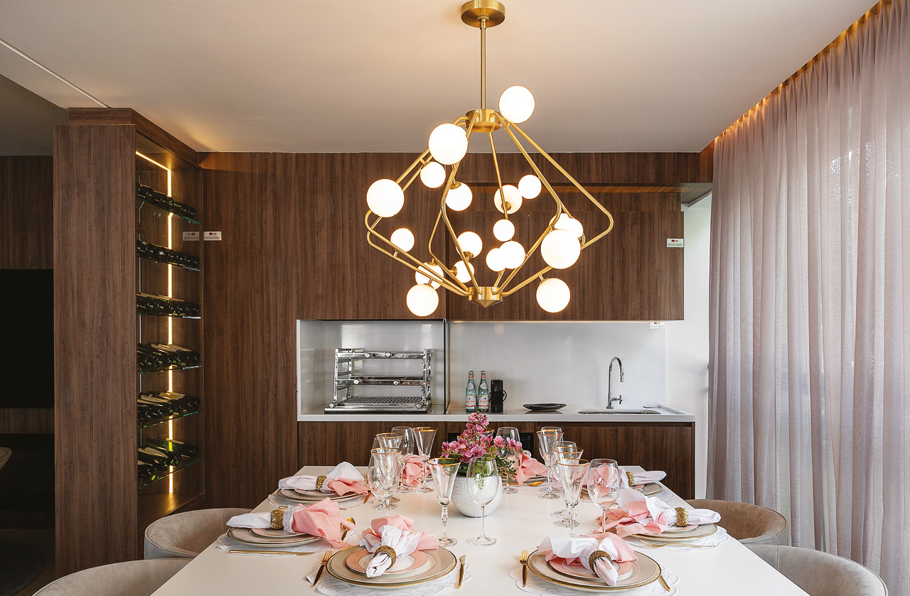 5 ideias de títulos:
1. Guia Completo: Como Escolher o Lustre Perfeito para Sua Sala de Jantar
2. Altura Ideal e Proporção: Os Segredos da Iluminação de Sala de Jantar
3. Mesas Retangulares vs. Redondas: Qual o Pendente Ideal para Cada Formato?
4. Tendências de Iluminação para 2026: O Futuro da Sua Sala de Jantar
5. Tipos de Luminárias para Sala de Jantar: Do Clássico ao Moderno