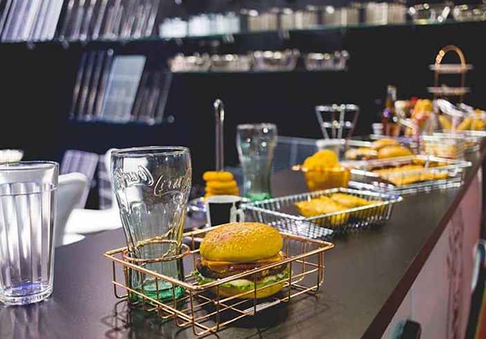 ideias de decoração com móveis aramados para sala