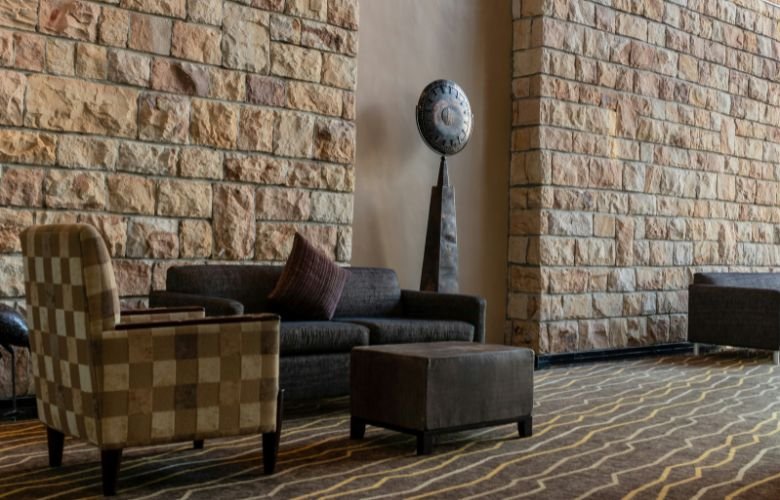 parede de pedra natural vs porcelanato que imita pedra
