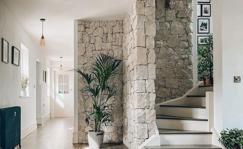 parede de pedra natural vs porcelanato que imita pedra