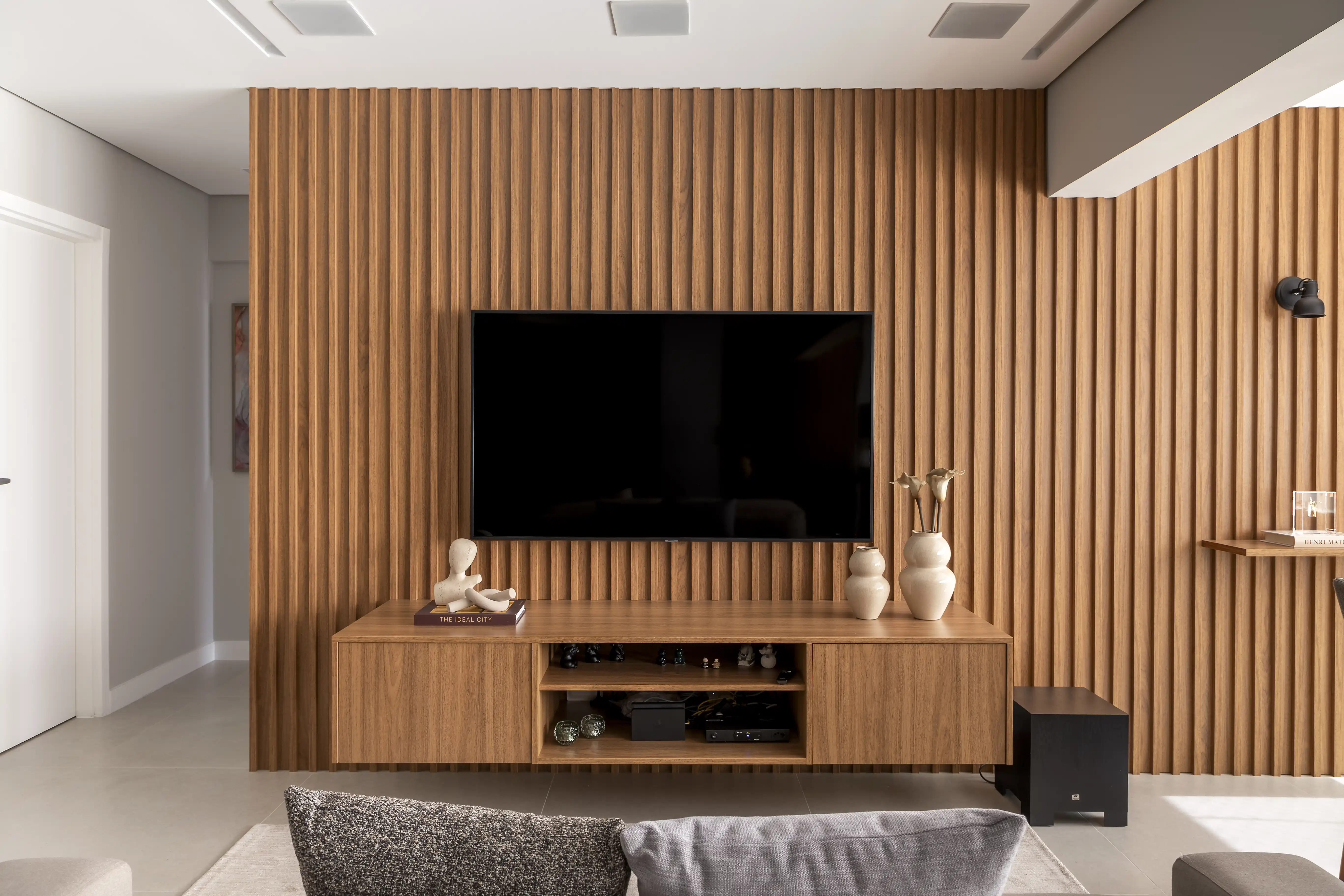 como decorar parede de tv pequena com prateleiras