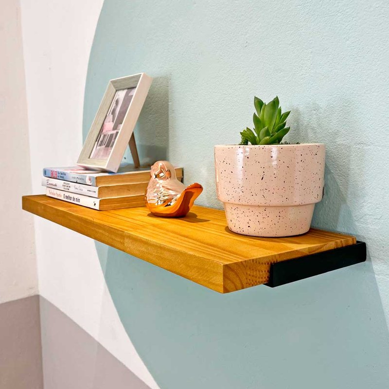 Como usar prateleiras suspensas para otimizar o espaço em quartos pequenos