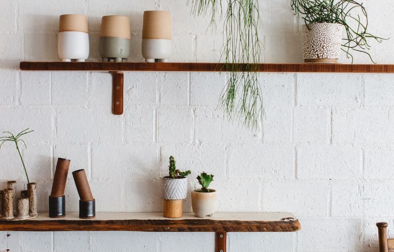 Decoração boho com prateleiras de corda: ideias criativas