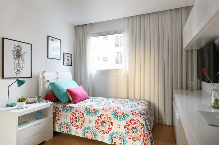 quarto de solteiro com escrivaninha