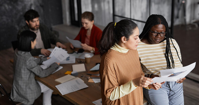 Quando o namoro no trabalho pode levar à demissão: entenda os limites