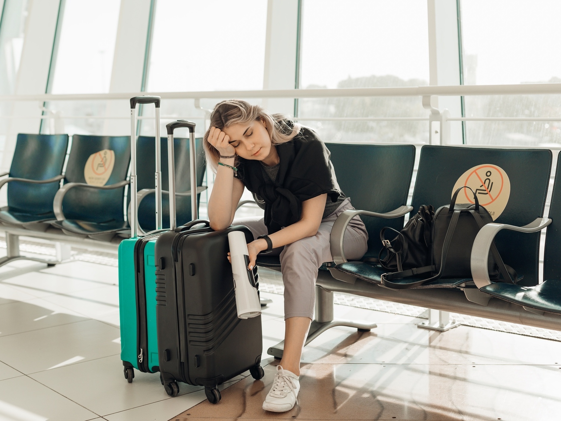 Por que evitar roupas apertadas em viagens de avião