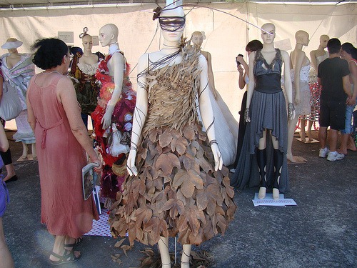 1. O que é Slow Fashion e por que aderir? 2. Guia completo de tecidos ecológicos na moda. 3. Upcycling: Transforme suas roupas antigas em novas peças. 4. Como identificar marcas de moda sustentável confiáveis. 5. O impacto da moda no meio ambiente e como reduzir.