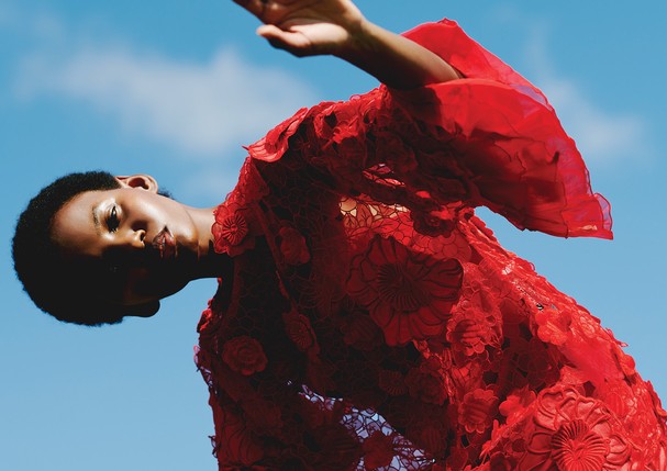 1. O que é Slow Fashion e por que aderir? 2. Guia completo de tecidos ecológicos na moda. 3. Upcycling: Transforme suas roupas antigas em novas peças. 4. Como identificar marcas de moda sustentável confiáveis. 5. O impacto da moda no meio ambiente e como reduzir.