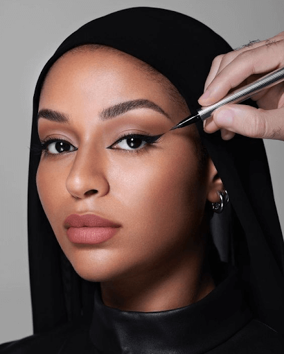 tendência de maquiagem com tons frios para pele clara