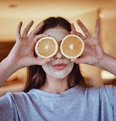 5 ideias de títulos:
1. Vitamina C: O Guia Completo para a Saúde
2. Os 5 Principais Benefícios da Vitamina C para o Corpo
3. Vitamina C: Aliada da Imunidade e da Pele Radiante
4. Como a Vitamina C Combate Radicais Livres e Protege suas Células
5. Fontes Naturais e Suplementação de Vitamina C: O Que Você Precisa Saber