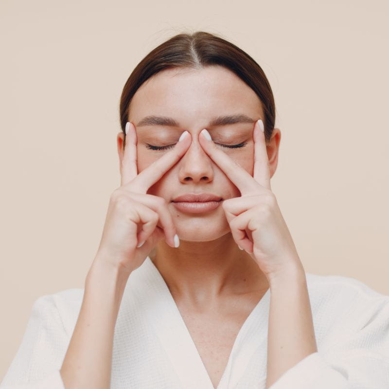 Yoga Facial vs. Tratamentos Estéticos: Qual a Melhor Opção para Você?