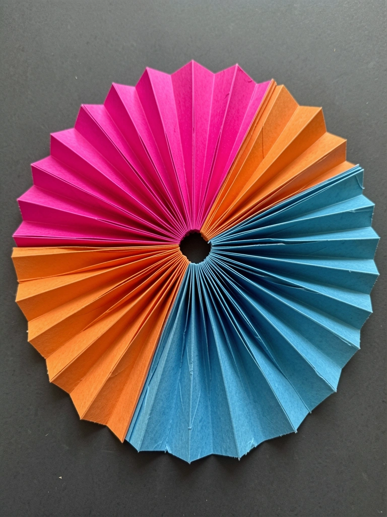 Leque de leque aberto sobre mesa de madeira ao lado de vaso de cerâmica branca e livros.