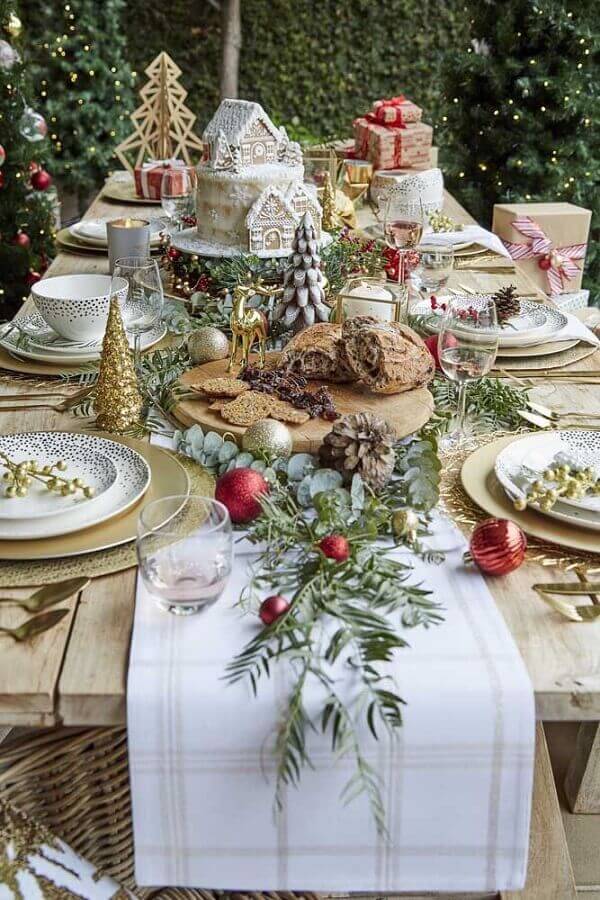 como decorar mesa de natal com pinhas