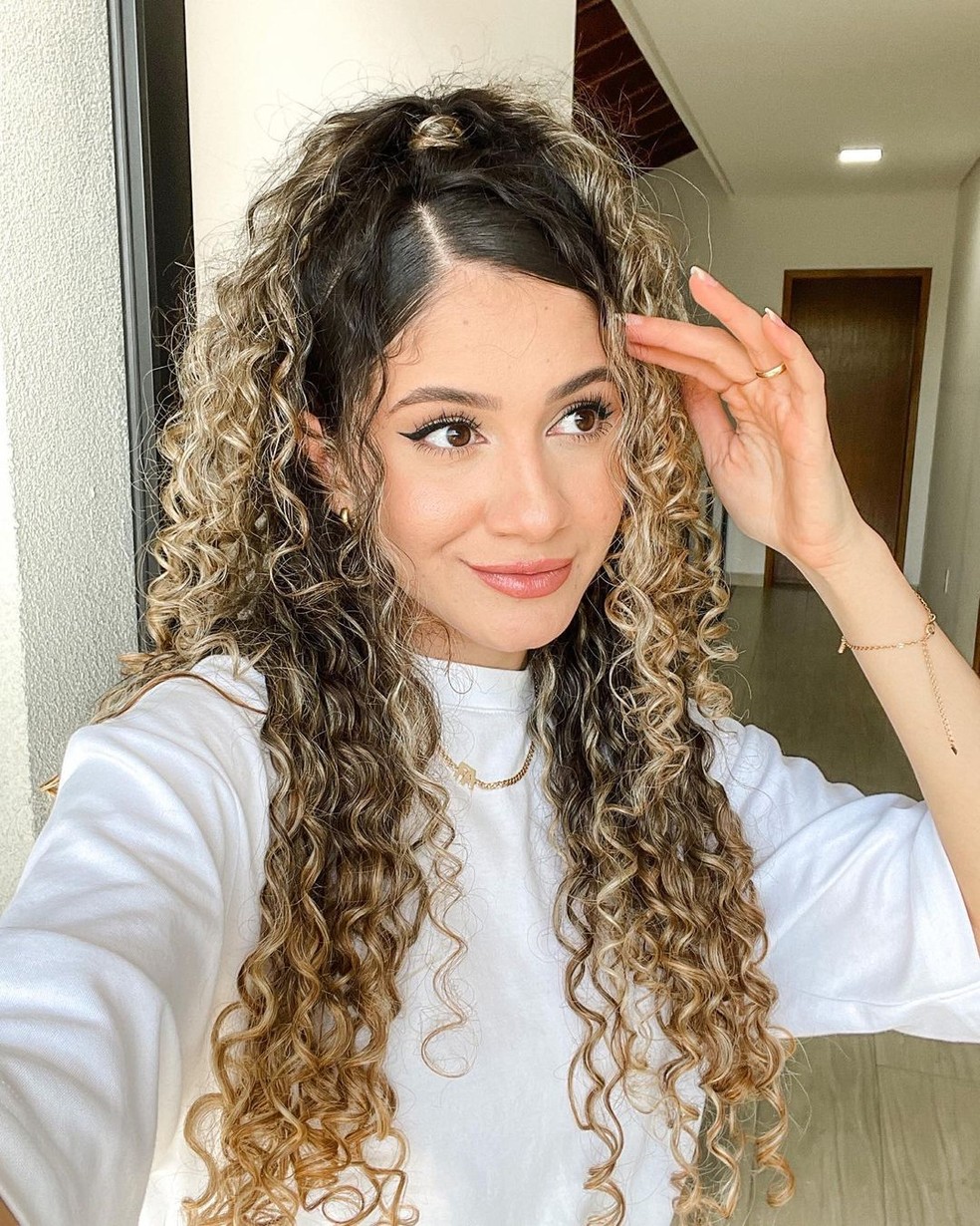 cabelo cacheado preso